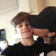 贝嫂与小七对嘴亲吻挨轰 次子发照挺母亲 贝嫂与小七对嘴亲吻挨轰 次子发照挺母亲